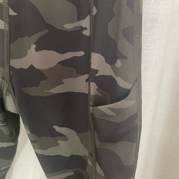 Athleta‎ Ultimate 7/8 Tights/Leggings XS, Camouflage, EUC - Picture 6 of 8